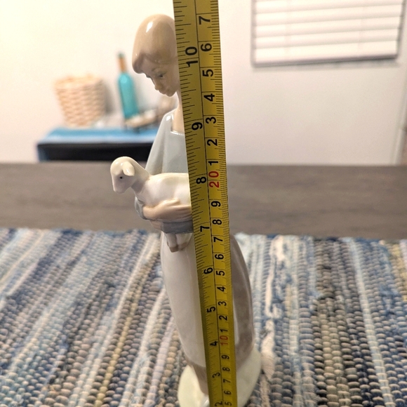 Retired Lladro Figurine 4505 Girl Holding Lamb Hand Made in Spain - Picture 3 of 5